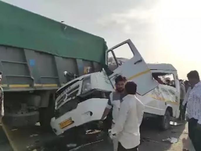 Gujrat Accident : A speeding dumper hit a Mini Traverse, five people died, 10 were injured in a horrific accident | भरधाव डंपरने मिनी ट्रॅव्हरला दिली धडक, भीषण अपघातात पाच जणांचा मृत्यू, १० जण जखमी   Gujrat Accident : A speeding dumper hit a Mini Traverse, five people died, 10 were injured in a horrific accident | भरधाव डंपरने मिनी ट्रॅव्हरला दिली धडक, भीषण अपघातात पाच जणांचा मृत्यू, १० जण जखमी