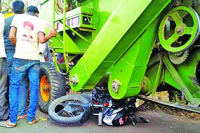 One killed in a Harvestor-bike accident on Mehkar-Chikhli road | मेहकर-चिखली मार्गावर हार्वेस्टर-दुचाकी अपघातात एक ठार One killed in a Harvestor-bike accident on Mehkar-Chikhli road | मेहकर-चिखली मार्गावर हार्वेस्टर-दुचाकी अपघातात एक ठार