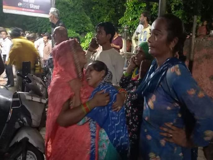 Fatal accident in Hathras; 11 dead while returning from thirteenth, Max hit by bus | हाथरसमध्ये भीषण अपघात; तेराव्याहून परतणाऱ्या ११ जणांचा मृत्यू, मॅक्सची बसला धडक Fatal accident in Hathras; 11 dead while returning from thirteenth, Max hit by bus | हाथरसमध्ये भीषण अपघात; तेराव्याहून परतणाऱ्या ११ जणांचा मृत्यू, मॅक्सची बसला धडक