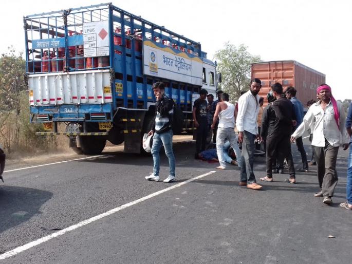 One killed by a truck on the national highway | राष्ट्रीय महामार्गावर ट्रकच्या धडकेने दुचाकीस्वार ठार  One killed by a truck on the national highway | राष्ट्रीय महामार्गावर ट्रकच्या धडकेने दुचाकीस्वार ठार