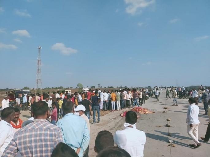 In Hingoli, a truck crushed two persons on a two-wheeler | हिंगोलीत भरधाव ट्रकने दुचाकीवरील दोघांना चिरडले In Hingoli, a truck crushed two persons on a two-wheeler | हिंगोलीत भरधाव ट्रकने दुचाकीवरील दोघांना चिरडले