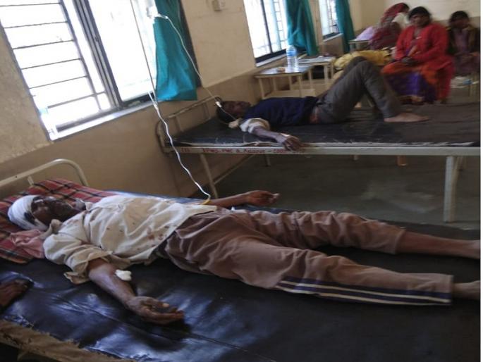 In Hingoli 15 workers injured in pickup accident | हिंगोलीत पिकअप ट्रक उलटून १५ उसतोड कामगार जखमी In Hingoli 15 workers injured in pickup accident | हिंगोलीत पिकअप ट्रक उलटून १५ उसतोड कामगार जखमी