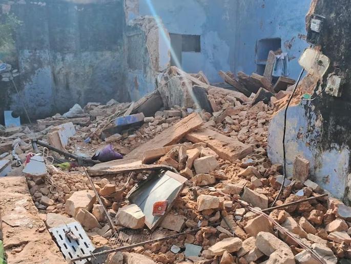 The mother-in-law ran to save her daughter-in-law, but just then the wall collapsed, the daughter-in-law survived but... | सुनेला वाचवण्यासाठी धावली सासू, पण तेवढ्यात धडाधड कोसळली भिंत, सून वाचली पण...   The mother-in-law ran to save her daughter-in-law, but just then the wall collapsed, the daughter-in-law survived but... | सुनेला वाचवण्यासाठी धावली सासू, पण तेवढ्यात धडाधड कोसळली भिंत, सून वाचली पण...