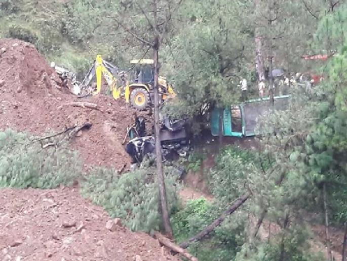 Landslide in Himachal Pradesh: Many people have been killed due to the collapse of two buses | हिमाचल प्रदेशात भूस्खलन : दोन बस गाडल्या गेल्याने अनेक जण ठार झाल्याची भीती Landslide in Himachal Pradesh: Many people have been killed due to the collapse of two buses | हिमाचल प्रदेशात भूस्खलन : दोन बस गाडल्या गेल्याने अनेक जण ठार झाल्याची भीती