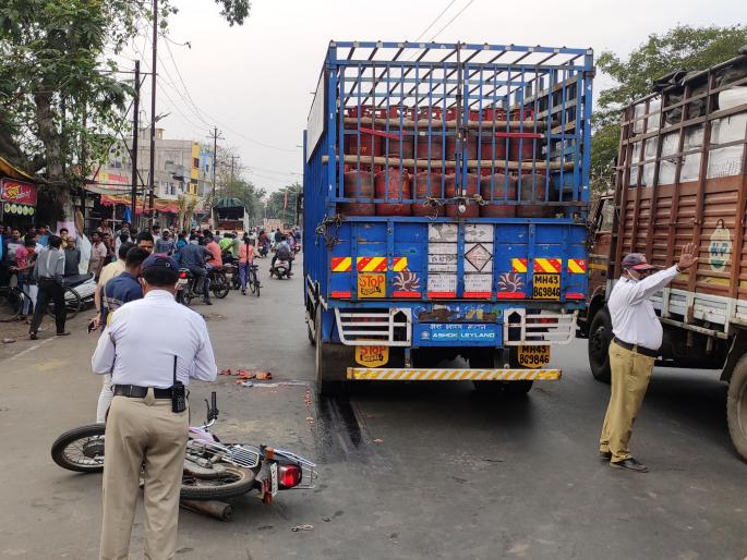 Truck-motorcycle accident; Women serious | ट्रक-मोटारसायकल अपघात ; महिला गंभीर Truck-motorcycle accident; Women serious | ट्रक-मोटारसायकल अपघात ; महिला गंभीर