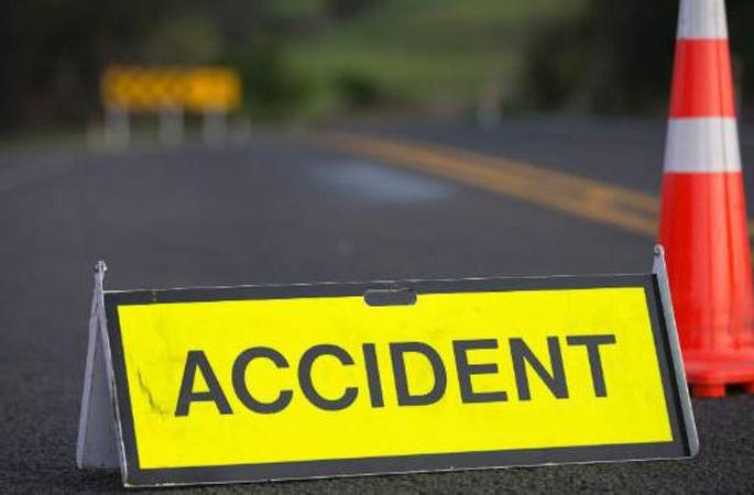 Tipper's two-wheeler hits Nagpur: Death of mother, son serious | नागपुरात  भरधाव टिप्परची दुचाकीला धडक : आईचा मृत्यू, मुलगा गंभीर