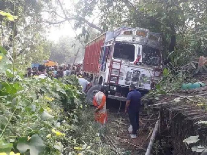Terrible accident in Ghazipur district of uttar pradesh, truck crushed 10 people, 6 died and several injured | भीषण अपघात! भरधाव ट्रकने 10 जणांना चिरडले, 6 जणांचा मृत्यू Terrible accident in Ghazipur district of uttar pradesh, truck crushed 10 people, 6 died and several injured | भीषण अपघात! भरधाव ट्रकने 10 जणांना चिरडले, 6 जणांचा मृत्यू