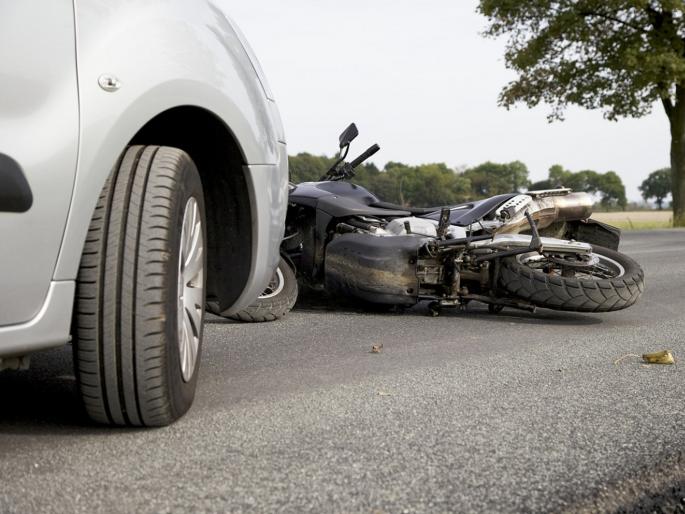 Heartbreaking A speeding car hit a two-wheeler in Jalgaon Two children and mother were killed | हृदयद्रावक! जळगावमध्ये भरधाव कारने दुचाकीला दिली धडक; आईसह दोन मुले ठार Heartbreaking A speeding car hit a two-wheeler in Jalgaon Two children and mother were killed | हृदयद्रावक! जळगावमध्ये भरधाव कारने दुचाकीला दिली धडक; आईसह दोन मुले ठार