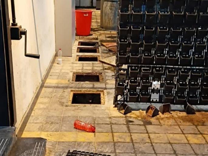 Eight people were lowered into a septic tank to search for gold, four of them died of suffocation. | सोनं शोधण्यासाठी सेप्टिक टँकमध्ये आठ जणांना उतरवले, चौघांचा गुदमरून मृत्यू Eight people were lowered into a septic tank to search for gold, four of them died of suffocation. | सोनं शोधण्यासाठी सेप्टिक टँकमध्ये आठ जणांना उतरवले, चौघांचा गुदमरून मृत्यू