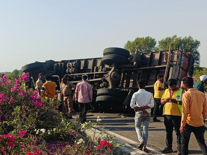 Truck overturns after losing control; driver dies on the spot | नियंत्रण सुटल्याने ट्रक दुभाजकावर आदळून उलटला; कर्नाटकच्या चालकाचा जागीच मृत्यू