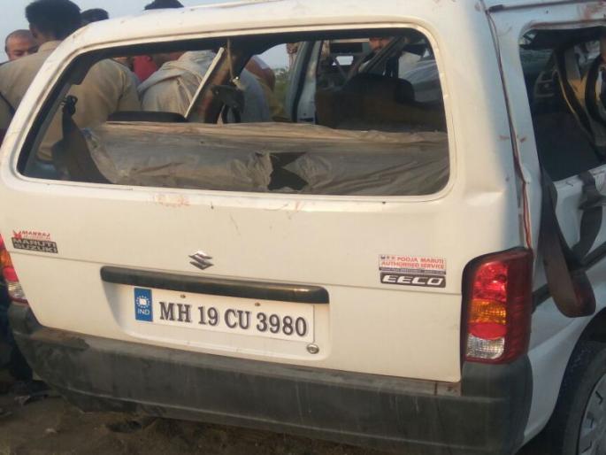 Accident on Jalgoan-Dhule road, 5 dies | जळगाव-धुळे रस्त्यावर भीषण अपघात, 5 जणांचा जागीच मृत्यू Accident on Jalgoan-Dhule road, 5 dies | जळगाव-धुळे रस्त्यावर भीषण अपघात, 5 जणांचा जागीच मृत्यू