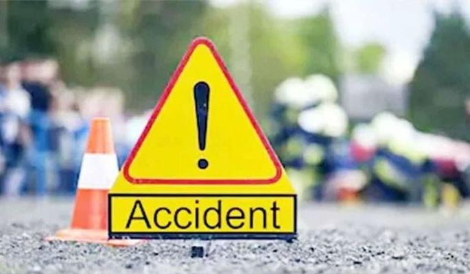 Triple seat two-wheeler hit by a truck, killing both in a horrific accident | ट्रीपल सीट दुचाकीला ट्रकची धडक, भीषण अपघातात दोघांचा मृत्यू