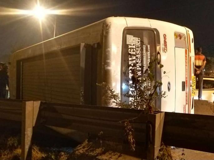 The private bus carrying the students overturned on the Durgadi bridge | विद्यार्थ्यांना नेऊन जाणारी खासगी बस दुर्गाडी पुलावर उलटली The private bus carrying the students overturned on the Durgadi bridge | विद्यार्थ्यांना नेऊन जाणारी खासगी बस दुर्गाडी पुलावर उलटली