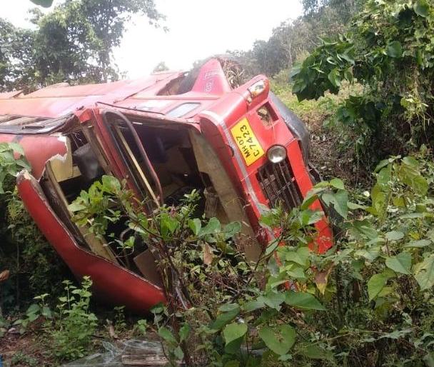ST bus accident in Gharpi Ghat! Passengers with students injured | घारपी घाटात एसटी बसला अपघात !, विद्यार्थ्यांसह प्रवासी जखमी ST bus accident in Gharpi Ghat! Passengers with students injured | घारपी घाटात एसटी बसला अपघात !, विद्यार्थ्यांसह प्रवासी जखमी