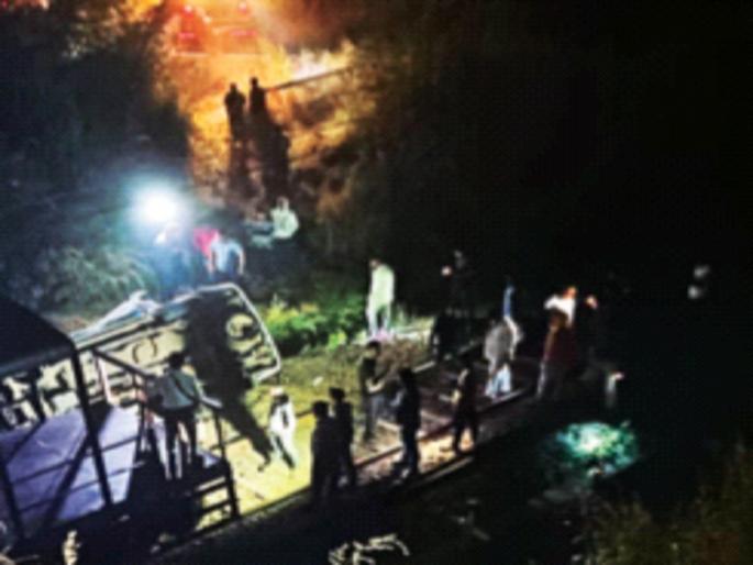 A car that fell from a height of 35 feet hit a freight train, three died on the spot in a horrific accident | ३५ फुटांवरून कोसळलेली कार आदळली मालगाडीवर, भीषण अपघातात तिघांचा जागीच मृत्यू