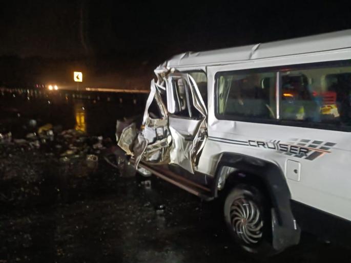 Accident On Samruddhi Mahamarg: Fatal accident on Samruddhi Mahamarg, two dead, seven injured | चालकाला डुलकी आली आणि घात झाला, समृद्धी महामार्गावर भीषण अपघात, दोघांचा मृत्यू, सात जण जखमी Accident On Samruddhi Mahamarg: Fatal accident on Samruddhi Mahamarg, two dead, seven injured | चालकाला डुलकी आली आणि घात झाला, समृद्धी महामार्गावर भीषण अपघात, दोघांचा मृत्यू, सात जण जखमी