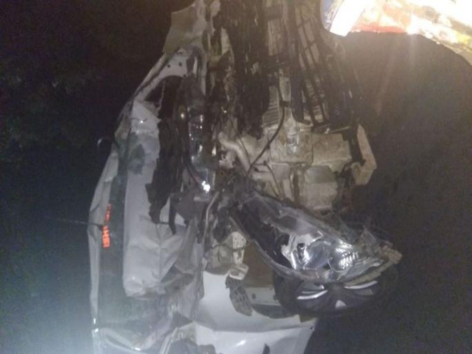 Mumbai-Pune Express car collided with containers, 7 people injured in accident | मुंबई-पुणे एक्स्प्रेस वेवर कारची कंटेनरला धडक,  अपघातात 7 जण जखमी