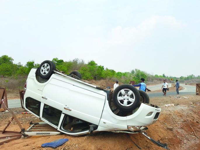 The car crashed into a gutter at Jharbambar | झरेबांबर येथे कार गटारात कलंडली The car crashed into a gutter at Jharbambar | झरेबांबर येथे कार गटारात कलंडली