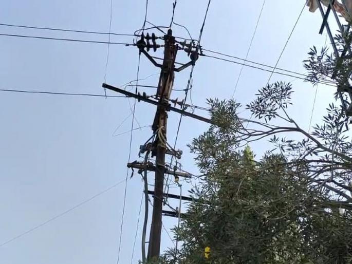 Kalyan: Worker seriously injured while working on electricity pole in Kalyan | Kalyan: कल्याणमध्ये वीजेच्या पोलवर काम करत असताना कर्मचारी गंभीर जखमी Kalyan: Worker seriously injured while working on electricity pole in Kalyan | Kalyan: कल्याणमध्ये वीजेच्या पोलवर काम करत असताना कर्मचारी गंभीर जखमी