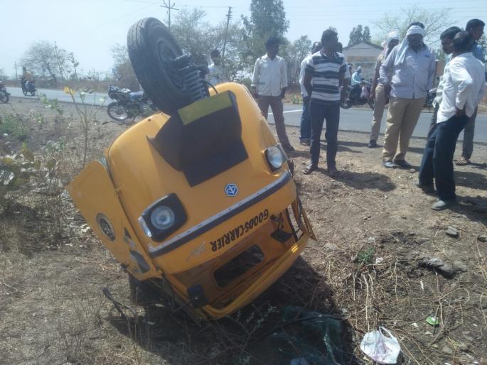 Father and son injured in an accident at karanja | कंटेनर व अॅपेच्या अपघातात बापलेक जखमी ! Father and son injured in an accident at karanja | कंटेनर व अॅपेच्या अपघातात बापलेक जखमी !