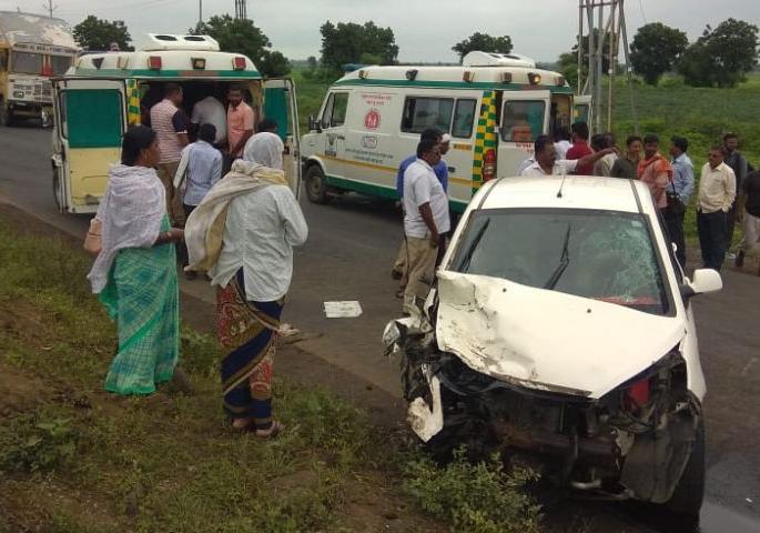 Accident of cars and pickup vans; Five seriously injured | कार व पिकअप व्हॅनची धडक ; नागपूर येथील पाच गंभीर जखमी Accident of cars and pickup vans; Five seriously injured | कार व पिकअप व्हॅनची धडक ; नागपूर येथील पाच गंभीर जखमी