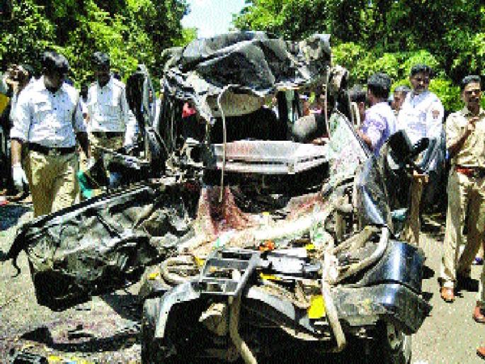 Seven killed in a road accident | लांजाजवळ अपघातात सात ठार Seven killed in a road accident | लांजाजवळ अपघातात सात ठार