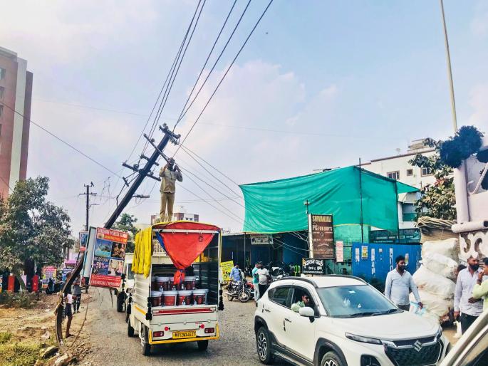 Car crashes after wheel skids off cliff; Iron poles bend, electricity wires snap | खडीवरून चाक घसरल्याने कारची जोरदार धडक; लोखंडी खांब वाकून विजेच्या ताराही तुटल्या Car crashes after wheel skids off cliff; Iron poles bend, electricity wires snap | खडीवरून चाक घसरल्याने कारची जोरदार धडक; लोखंडी खांब वाकून विजेच्या ताराही तुटल्या
