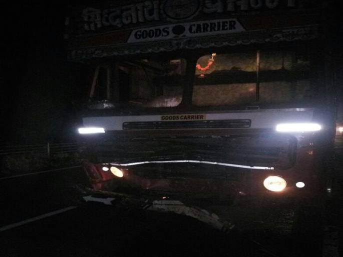 Massacre of the people: The pedestrian was killed in a container on the highway in Shivhol city of Vilholi village. |  जमावाकडून दगडफेक : विल्होळी गावाच्या शिवारात महामार्गावर कंटेनरच्या धडकेत पादचारी ठार