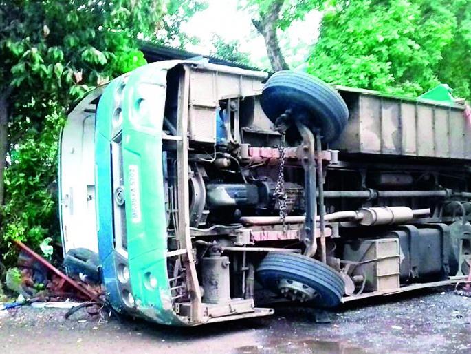10 injured due to luxury bus reversal; Both serious | लक्झरी बस उलटल्याने १0 जखमी; दोघे गंभीर 10 injured due to luxury bus reversal; Both serious | लक्झरी बस उलटल्याने १0 जखमी; दोघे गंभीर