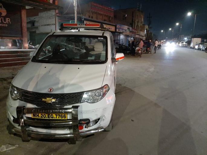 speedy car were hits four men and vehicles in Madani Chowk at Aurangabad | मदनी चौकात सुसाट कारने चौघांना उडविले speedy car were hits four men and vehicles in Madani Chowk at Aurangabad | मदनी चौकात सुसाट कारने चौघांना उडविले