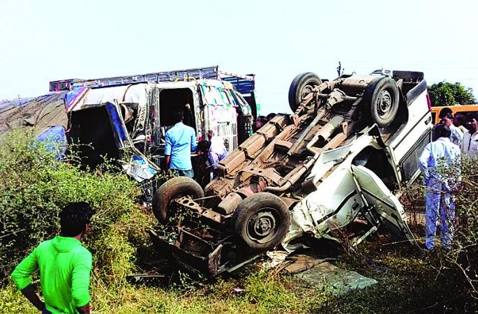 On National Highway near Malkapur | मलकापूरजवळील राष्ट्रीय महामार्गावर ट्रकची मिनी डोरसह पोलीस व्हॅनला धडक! On National Highway near Malkapur | मलकापूरजवळील राष्ट्रीय महामार्गावर ट्रकची मिनी डोरसह पोलीस व्हॅनला धडक!