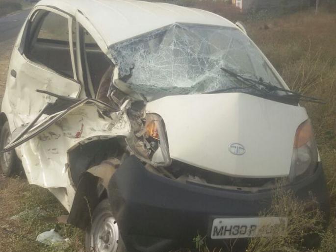 Nanoola hit the truck on the National Highway near Malkapur, five gambhir | मलकापूरजवळ राष्ट्रीय महामार्गावर भरधाव ट्रकची नॅनोला धडक, पाच गंभिर  Nanoola hit the truck on the National Highway near Malkapur, five gambhir | मलकापूरजवळ राष्ट्रीय महामार्गावर भरधाव ट्रकची नॅनोला धडक, पाच गंभिर