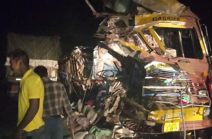 Buldhana: Two trucks hit on the National Highway near Malkapur; One killed, two injured | बुलडाणा : मलकापूरजवळ राष्ट्रीय महामार्गावर दोन ट्रकची धडक; एक ठार, दोन जखमी Buldhana: Two trucks hit on the National Highway near Malkapur; One killed, two injured | बुलडाणा : मलकापूरजवळ राष्ट्रीय महामार्गावर दोन ट्रकची धडक; एक ठार, दोन जखमी