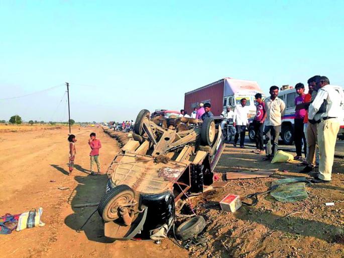 Truck collapses near Otla; Eight serious | माना फाट्याजवळ ट्रकची ऑटोला धडक; आठ गंभीर Truck collapses near Otla; Eight serious | माना फाट्याजवळ ट्रकची ऑटोला धडक; आठ गंभीर
