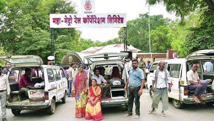 Agitation by keeping the bodies before the Metro House | मेट्रो हाऊससमोर मृतदेह ठेवून आंदोलन