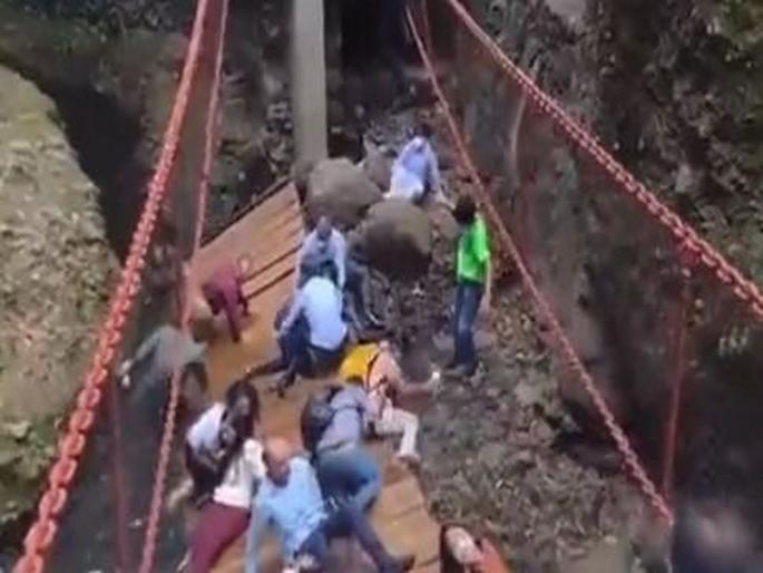 During the inauguration, the bridge broke, the mayor fell into the gutter with the activists, a shocking reason came to the fore | उदघाटनावेळीत पुल तुटले, महापौर कार्यकर्त्यांसह गटारात पडले, धक्कादायक कारण आलं समोर During the inauguration, the bridge broke, the mayor fell into the gutter with the activists, a shocking reason came to the fore | उदघाटनावेळीत पुल तुटले, महापौर कार्यकर्त्यांसह गटारात पडले, धक्कादायक कारण आलं समोर