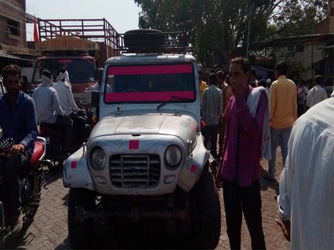 Four wheelers hit four people, two seriously injured | चार चाकी वाहनाने दिली चौघांना धडक : दोन गंभीर जखमी Four wheelers hit four people, two seriously injured | चार चाकी वाहनाने दिली चौघांना धडक : दोन गंभीर जखमी