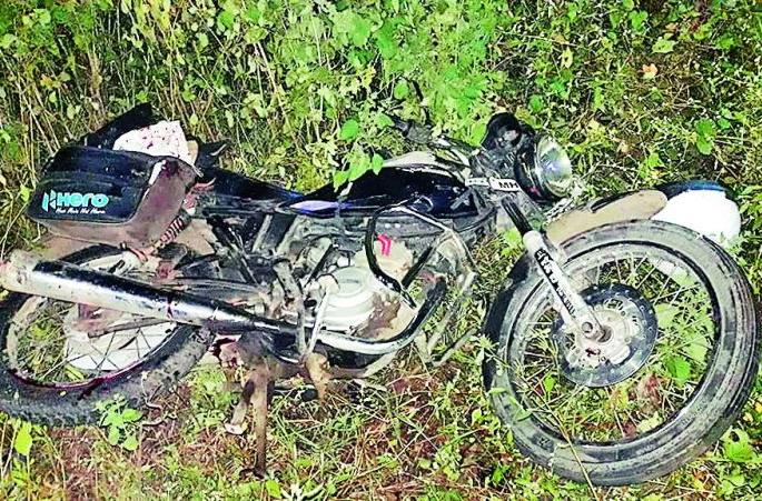 Husband killed, wife injured in road accident | भरधाव वाहनाची दुचाकीला धडक :  पती ठार, पत्नी जखमी Husband killed, wife injured in road accident | भरधाव वाहनाची दुचाकीला धडक :  पती ठार, पत्नी जखमी