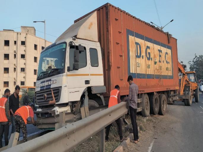 Another accident on Pune's Navale Bridge; Damage to 2 four wheelers in collision with container | पुण्याच्या नवले पुलावर पुन्हा अपघात; कंटेनरच्या धडकेत २ चारचाकींचे नुकसान Another accident on Pune's Navale Bridge; Damage to 2 four wheelers in collision with container | पुण्याच्या नवले पुलावर पुन्हा अपघात; कंटेनरच्या धडकेत २ चारचाकींचे नुकसान