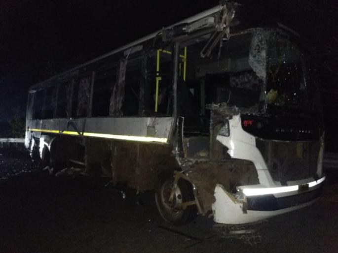 On the Nagpur-Bhivapur National highway, truck hits travel , 15 critically | नागपूर -भिवापूर राष्ट्रीय महामार्गावर ट्रकची ट्रॅव्हल्सला धडक, १५ गंभीर On the Nagpur-Bhivapur National highway, truck hits travel , 15 critically | नागपूर -भिवापूर राष्ट्रीय महामार्गावर ट्रकची ट्रॅव्हल्सला धडक, १५ गंभीर