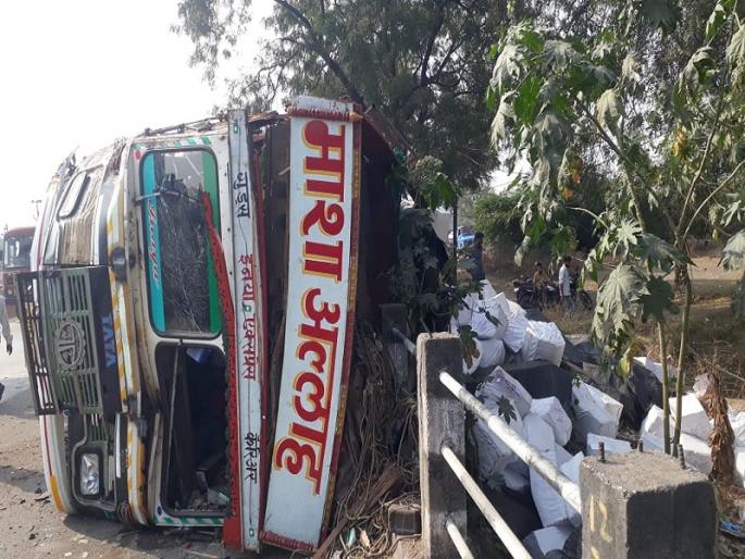 Container Strikes Car After Truck; Overnight traffic detention at Paithan Road | सुसाट कंटेनरची कारनंतर ट्रकला धडक; पैठणरोडवर रात्रभर वाहतूक खोळंबा Container Strikes Car After Truck; Overnight traffic detention at Paithan Road | सुसाट कंटेनरची कारनंतर ट्रकला धडक; पैठणरोडवर रात्रभर वाहतूक खोळंबा