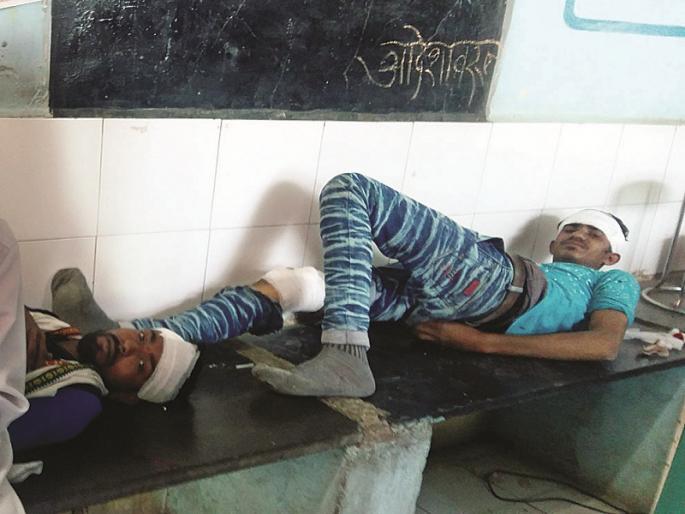 Two seriously injured in Rickshaw accident at Datta Shikhar Ghat | दत्त शिखर घाटात रिक्षा उलटून तेरा भाविक जखमी; दोन गंभीर Two seriously injured in Rickshaw accident at Datta Shikhar Ghat | दत्त शिखर घाटात रिक्षा उलटून तेरा भाविक जखमी; दोन गंभीर