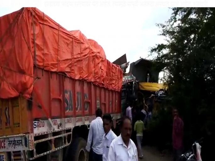 Truck-container accident, traffic jam on Nagpur-Hyderabad highway | नागपूर- हैद्राबाद महामार्गावर ट्रक-कंटेनरचा अपघात, वाहतूक ठप्प Truck-container accident, traffic jam on Nagpur-Hyderabad highway | नागपूर- हैद्राबाद महामार्गावर ट्रक-कंटेनरचा अपघात, वाहतूक ठप्प