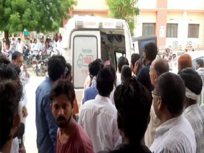 Terrible accident of a vehicle carrying students, 30 children injured, two dead, three seriously injured   | विद्यार्थ्यांना घेऊन जाणाऱ्या वाहनाचा भीषण अपघात, ३० मुले जखमी, दोघांचा मृत्यू, तिघे गंभीर जखमी   Terrible accident of a vehicle carrying students, 30 children injured, two dead, three seriously injured   | विद्यार्थ्यांना घेऊन जाणाऱ्या वाहनाचा भीषण अपघात, ३० मुले जखमी, दोघांचा मृत्यू, तिघे गंभीर जखमी