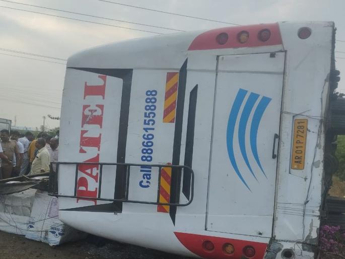 Jalgaon: Travels overturned after burst tire, six injured, incident at Paladhi on highway | Jalgaon: टायर फुटल्याने ट्रॅव्हल्स उलटली, सहा जण जखमी, महामार्गावर पाळधी येथील घटना Jalgaon: Travels overturned after burst tire, six injured, incident at Paladhi on highway | Jalgaon: टायर फुटल्याने ट्रॅव्हल्स उलटली, सहा जण जखमी, महामार्गावर पाळधी येथील घटना