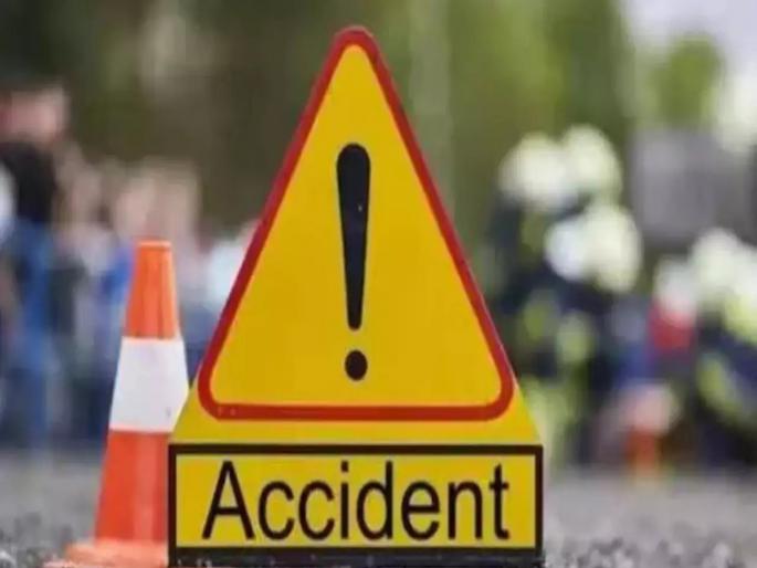 A speeding tempo overturned on a car in Somatane; the driver narrowly escaped | सोमाटणेत भरधाव वेगातील टेम्पो मोटारीवर उलटला; मोटारचालक थोडक्यात बचावला A speeding tempo overturned on a car in Somatane; the driver narrowly escaped | सोमाटणेत भरधाव वेगातील टेम्पो मोटारीवर उलटला; मोटारचालक थोडक्यात बचावला