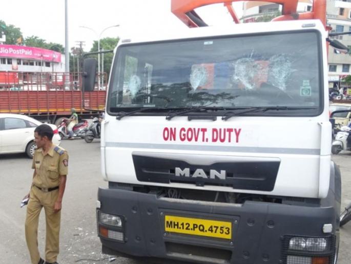 Two-wheeler rider father-son serious in Nagpur | नागपुरात भरधाव वाहनाच्या धडकेत दुचाकीस्वार पितापूत्र गंभीर Two-wheeler rider father-son serious in Nagpur | नागपुरात भरधाव वाहनाच्या धडकेत दुचाकीस्वार पितापूत्र गंभीर