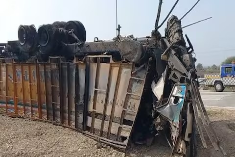 accident on samruddhi highway and the truck catches fire | समृद्धी महामार्गावरून कोसळल्याने ट्रक पेटला; होरपळून दोघांचा मृत्यू accident on samruddhi highway and the truck catches fire | समृद्धी महामार्गावरून कोसळल्याने ट्रक पेटला; होरपळून दोघांचा मृत्यू