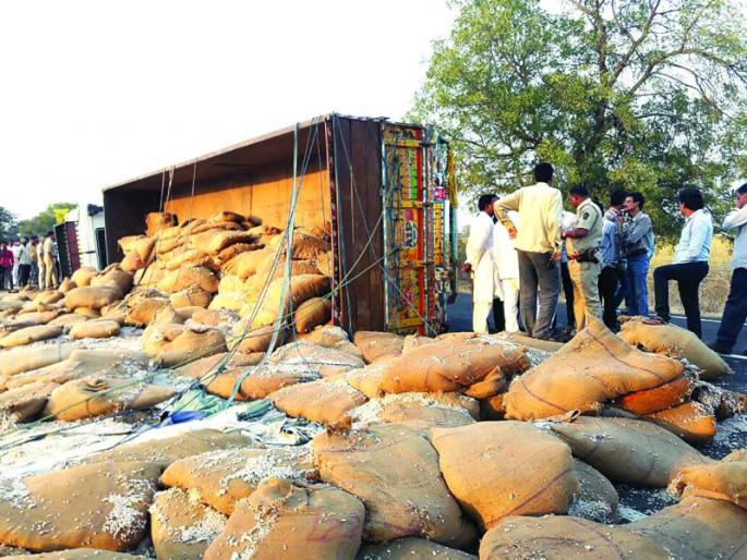 Four warchers were killed in the firing | भरधाव ट्रकच्या धडकेत चार वारकरी ठार Four warchers were killed in the firing | भरधाव ट्रकच्या धडकेत चार वारकरी ठार