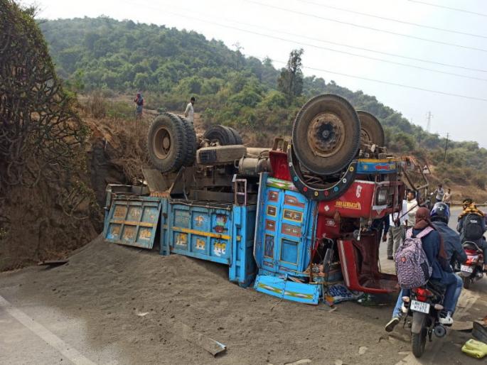 The sand truck overturns in Pathargaon Khand, an hour traffic jam | पाथरगाव खिंडीत वाळूचा ट्रक पलटी,एक तास वाहतूक कोंडी The sand truck overturns in Pathargaon Khand, an hour traffic jam | पाथरगाव खिंडीत वाळूचा ट्रक पलटी,एक तास वाहतूक कोंडी